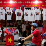 Camisetas del presidente de EE UU, Donald Trump y Kim Jong Un en una de las tiendas de una zona turísitica de Hanói/ Foto: AP