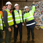El consejero de Fomento y Medio Ambiente, Juan Carlos Suárez-Quiñones (2I); el director de Gestión Local y Autonómica de ECOEMBES, Ángel Hervella (2D), atienden a las explicaciones del director de la planta del CTR de Palencia, Josu Basauri (D), tras presentar los resultados de la campaña de reciclaje de envases en Castilla y León 2018