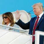 El presidente de EE UU y su esposa Melania saludan a su llegada ayer a Helsinki / Ap