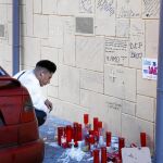 Además de vengar al día siguiente la muerte del ñeta «Navajita», los allegados del joven asesinado el pasado domingo en la calle Maria Paz Unciti de Vallecas han convertido en un altar el lugar en el que fue apuñalado el joven