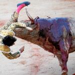 Instante de la cogida que sufrió ayer Roca Rey en Pamplona