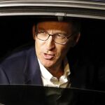 El presidente de la Xunta y candidato a la reelección, Alberto Nuñez Feijóo, a su llegada esta noche a la sede del partido en Santiago de Compostela