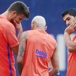 Neymar, en el entrenamiento de ayer, junto a Piqué y Luis Suárez