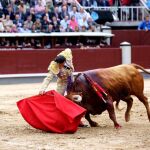 David Mora toreando por el pitón derecho ayer en la decimoquinta de San Isidro. Foto: Cristina Bejarano