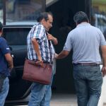 Fiscales detienen al director general de la aerolínea boliviana Lamia, Gustavo Vargas Gamboa (c), hoy, martes 6 de diciembre de 2016, en Santa Cruz (Bolivia).