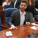 El Grupo Parlamentario de Cs quiso hacer un guiño ayer a su portavoz, Ignacio Aguado, de baja por su reciente paternidad, dejando unos patucos en su escaño vacío