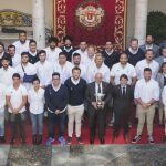 El presidente de la Diputación de Valladolid, Jesús Julio Carnero, recibe a la plantilla, entrenadores y directivos del Silverstorn El Salvador