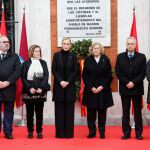 La alcaldesa de Madrid, Manuel Carmena (3d), y la presidenta de la Comunidad de Madrid, Cristina Cifuentes (3i), acompañadas por el presidente de la Asociación de Víctimas del Terrorismo, Alfonso Sánchez (i)