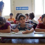 Niños refugiados sirios asisten a clase en un programa de escuelas públicas en Líbano.