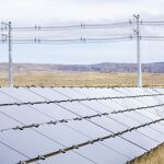 Fotografía cedida por la compañía eléctrica Arizona Public Service (APS) que muestra paneles solares de la empresa en Tucson, Arizona (EE.UU.) /Efe