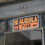 Inmueble con un cartel anunciando el alquiler de una vivienda