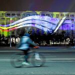 El logo de la Presidencia de la UE ilumina la sede del Gobierno en Bucarest