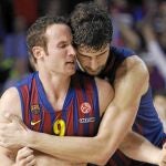 Marcelinho recibe la felicitación de Tomic tras anotar un triple