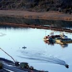 Imagen ayer del embalse de Flix, cuyos trabajos de descontaminación ya han comenzado