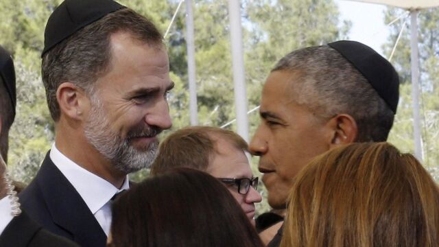 Felipe VI conversa con el presidente de Estados Unidos, Barack Obama, durante el funeral de Simón Peres