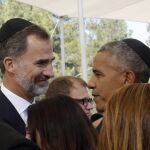 Felipe VI conversa con el presidente de Estados Unidos, Barack Obama, durante el funeral de Simón Peres