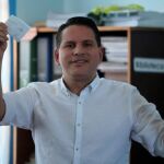 El candidato presidencial Fabricio Alvarado muestra su papeleta a los medios. REUTERS/Juan Carlos Ulate