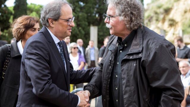 Quim Torra saluda al diputado en el Congreso por ERC Joan Tardà en el homenaje a los republicanos ejecutados, encarcelados o represaliados por el régimen franquista. EFE/Quique García