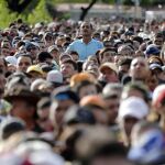 Una multitud de venezolanos esperan para cruzar la frontera con Colombia por el puente Simón Bolívar, en San Antonio del Tachira, para comprar comida y productos de primera necesidad