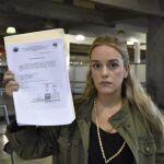 Lilian Tintori, esposa del opositor venezolano Leopoldo López, muestra los papeles que le impiden salir del país.