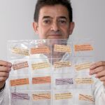 Delgado, que trabaja en el Consorcio Regional de Transportes, ofrece su colección para el próximo centenario de Metro, en 2019/ Gonzalo Pérez