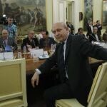 El ministro de Educación, José Ignacio Wert (c), durante la reunión que ha mantenido con los responsables de los principales sindicatos la enseñanza