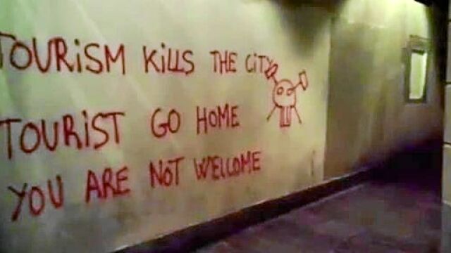 En la imagen, una de las pintadas contra turistas que han aparecido estos días en Barcelona.