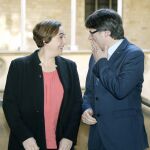 El presidente catalán, Carles Puigdemont y la alcaldesa de Barcelona, Ada Colau.