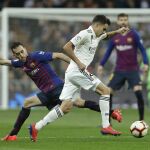 Reguilón, en una jugada con Luis Suárez
