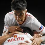 Correa, que se inventó la jugada del primer gol, celebra el tanto con el que Ben Yedder abrió la victoria sevillista