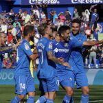 El centrocampista del Getafe Mikel Bergara celebra con sus compañeros su gol marcado ante el Villarreal, el tercero del conjunto azulón
