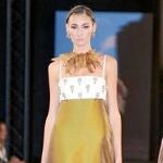 A la izquierda, uno de los modelos de la casa Tot-Hom: un vestido de corte imperio con cuerpo de lana blanca y falda de «shantung» de seda.