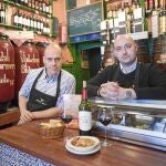 José Antonio y Emilio Lage, en el establecimiento centenario