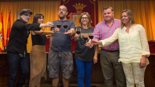 «Amaral», Ajenjo, Raquel González, Enrique Pascual y Azucena Esteban brindan por la Fiesta de la Vendimia