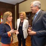 María josé Salgueiro conversa con el alcalde de Ávila, José Luis Rivas, en presencia de María Ángeles Ortega