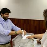 El presidente del PP regional y de la Comunidad, Fernando López Miras, votó ayer en la sede de Lorca, su pueblo natal