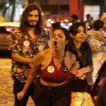 Simpatizantes del candidato derrotado a la presidencia de Brasil Fernando Haddad, discuten con simpatizantes del presidente electo el utraderechista Jair Bolsonaro. Foto: Efe