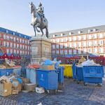 Los contenedores rodean cada día la estatua