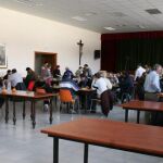En los albergues que gestiona Cáritas, ofrecen cada día el desayuno, comida, cena y un café a media tarde