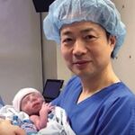 El doctor Zhang, que llevó a cabo el proceso, nada más producirse el alumbramiento del pequeño