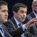 Los directivos del FMI Vitor Gaspar y Abdelhak Senhadji, junto e su jefe de prensa, Wiktor Krzyzanowski