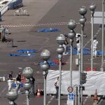 Investigadores de la policía en el Paseo de los Ingleses, al día siguiente del atentado