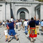 Varios miles de personas se manifestaron ayer en el Valle de los Caídos en contra de la intención del Gobierno de exhumar los restos de Franco / Efe