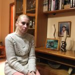 Ithaisa Suárez, madre de Yéremi, en su casa junto a varias fotos de su hijo