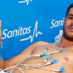 El jugador Álvaro Morata durante su reconocimiento hoy