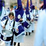 El sonido de cien tambores en la Plaza Mayor pone el punto final a la Semana Santa madrileña. Foto: Cristina Bejarano