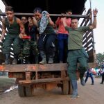 Guerrilleros llegan al lugar donde se realiza la Décima Conferencia Nacional Guerrillera