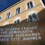 Una piedra situada ante la casa natal de Hitler en la que se puede leer: "Por la pac, la libertad y la democracia, nunca más al fascismo. Millones de muertos están alerta".