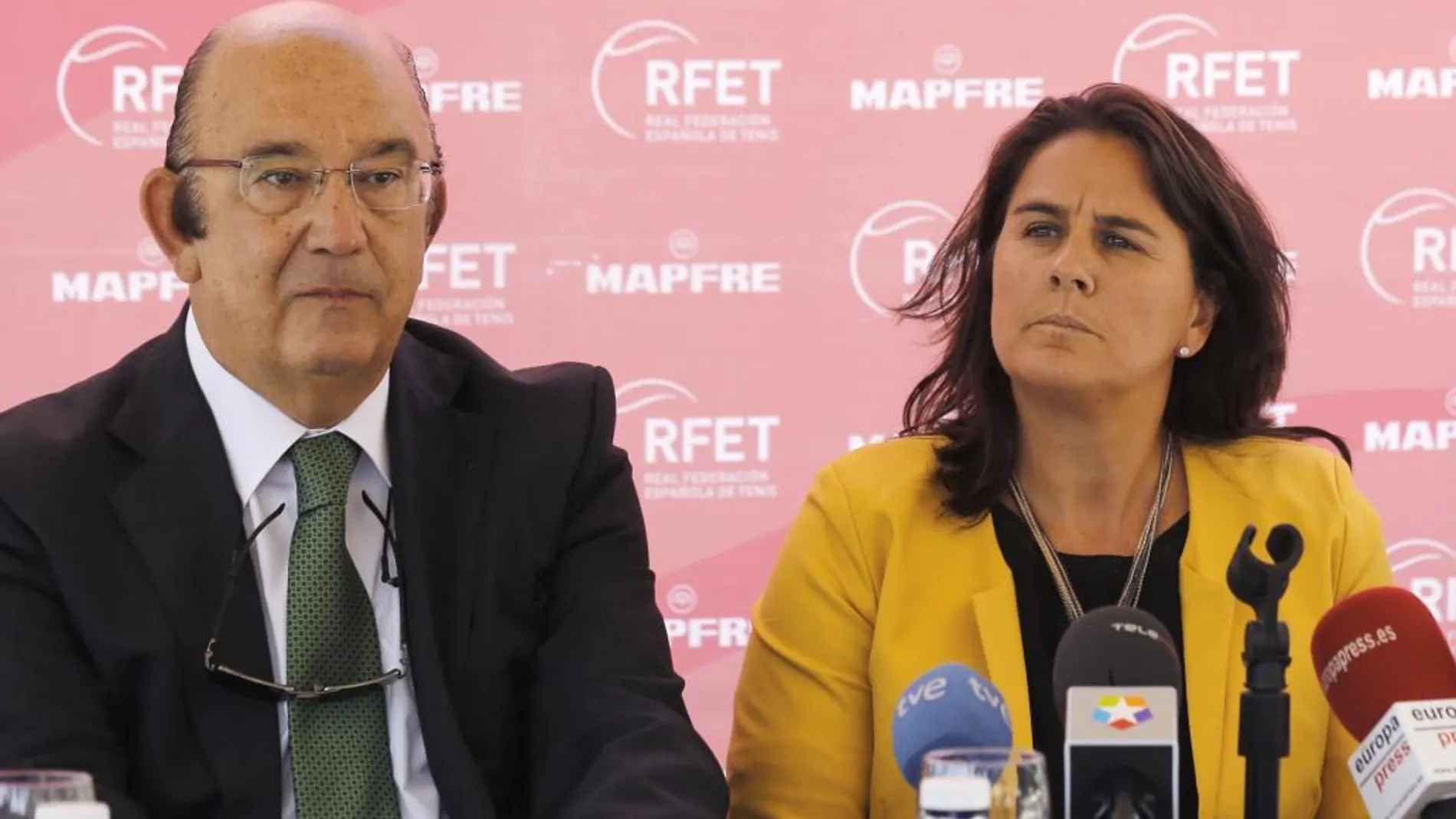 La seleccionadora del equipo español de tenis, Conchita Martínez, y el presidente de la Real Federación Española de Tenis (RFET), Miguel Díaz, durante la rueda de prensa.