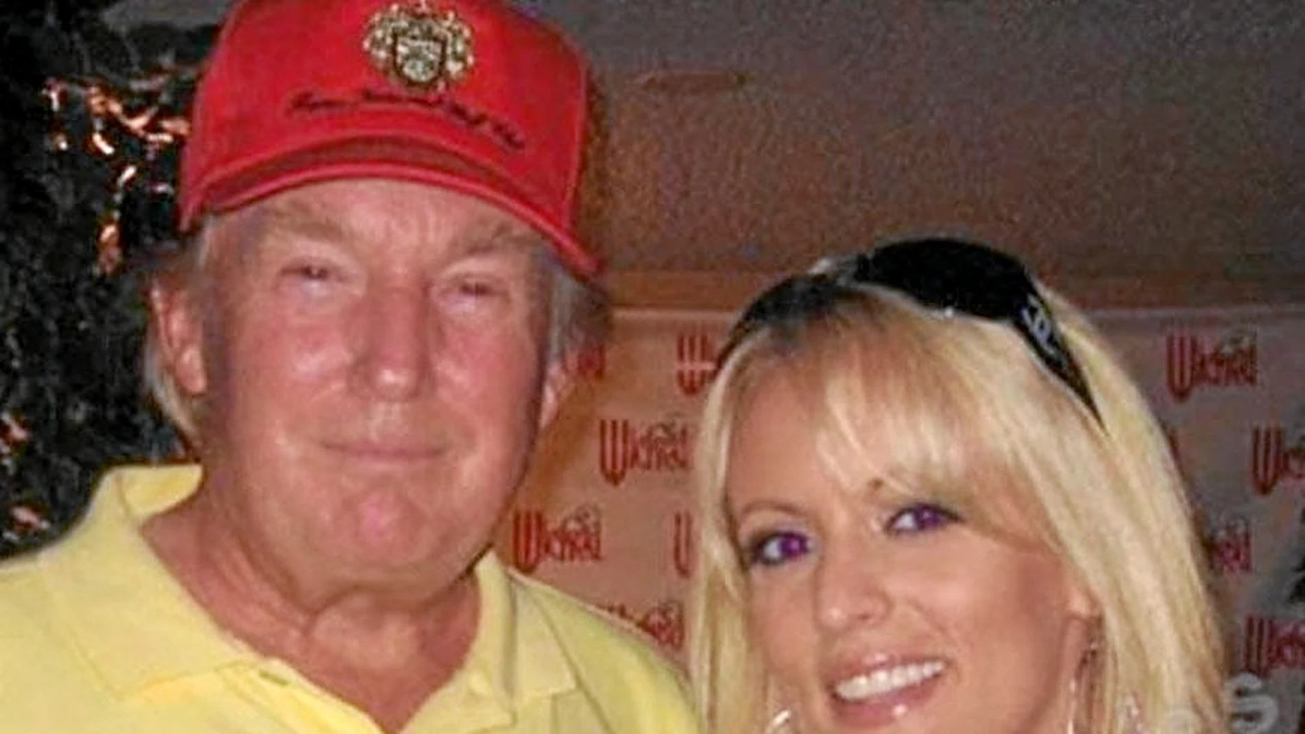 Trump con Stephanie Clifford en una foto de archivo
